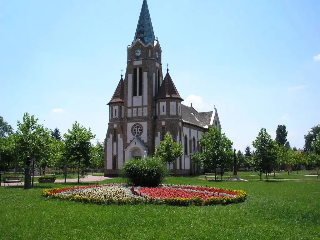 Tiszasziget-Katolikus-templom-1.webp