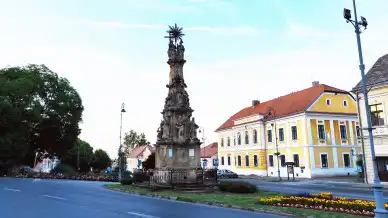 Kirandulastervezo-Bonyhad-Szentharomsag-szobor-1.webp