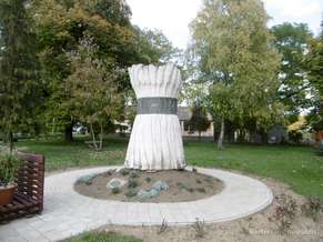 Kirandulastervezo-Majs-Megbekeles-szobor.jpg